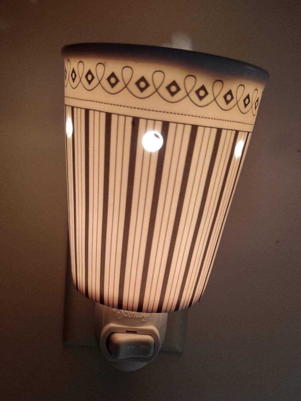 Scentsy Plug-In Mini Wax Melt Nightlight Warmer Black & White Stripe + Xtra Bulb